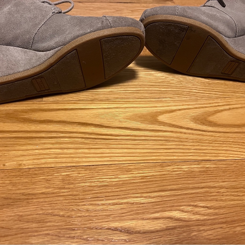 Tom’s booties. Lace up booties. Brown boots. Tan booties. EUC. Suede material. - Picture 3 of 4